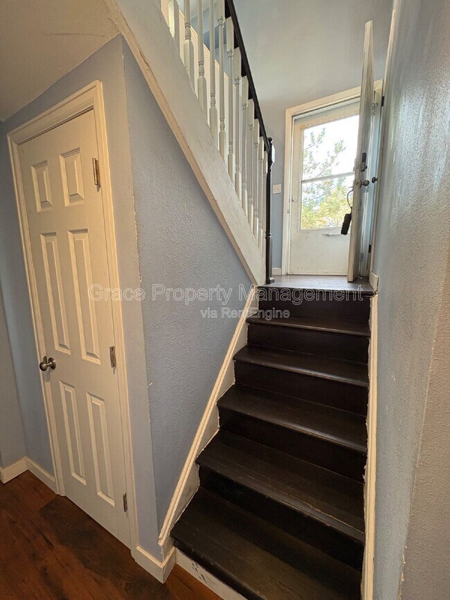 Building Photo - 3054 S Fraser St