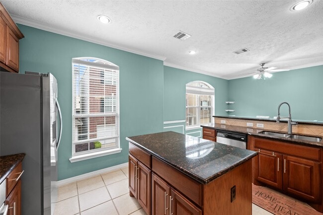 Building Photo - 3410 Skyline Village Dr