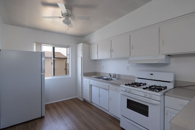 Building Photo - 2 Bedroom + 1 Bathroom Apartment | Oxnard Shores | Unfurnished