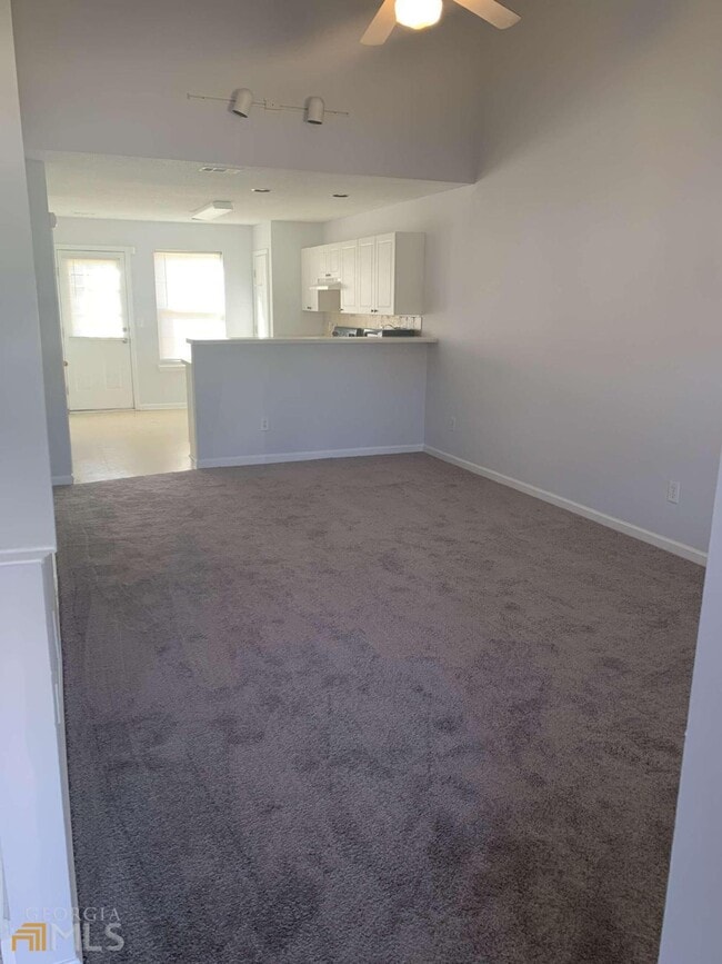 Building Photo - 3055 Lakeside Cir