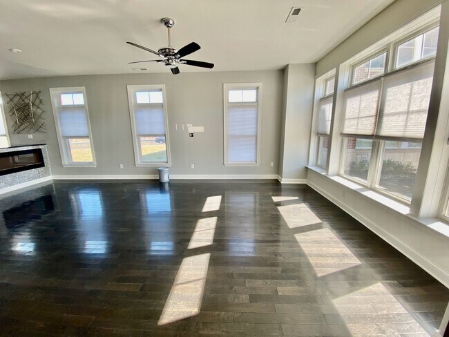 Building Photo - SIENA Place/PACKER PARK CORNER 4 Bedroom/2...