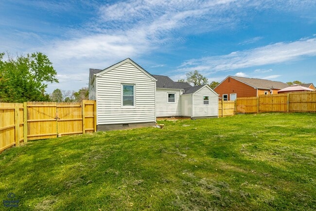 Building Photo - Beautiful and Newly Renovated 3 bedroom / ...