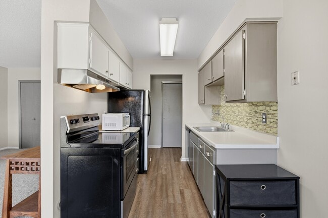 Building Photo - 810 9th Ave S