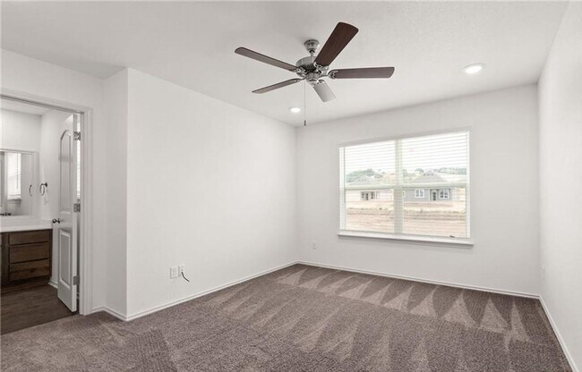 Building Photo - 3 bedroom 2.5 bathroom townhome!