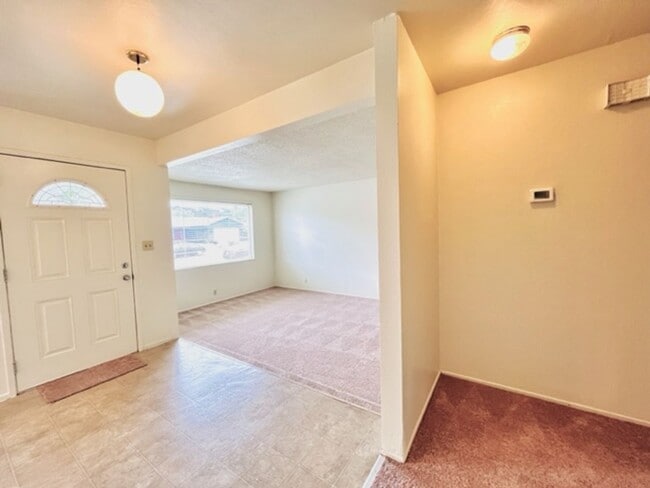 Building Photo - Move-In Ready 4BD/2BA Single Story, Ranch-...