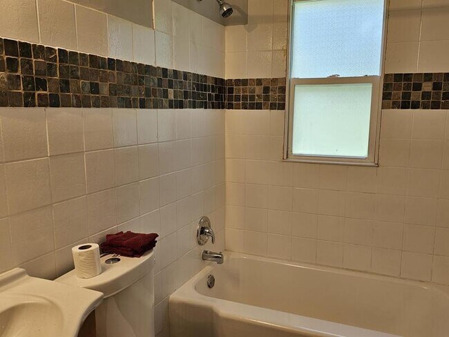 Building Photo - 25 N Marguerite Ave