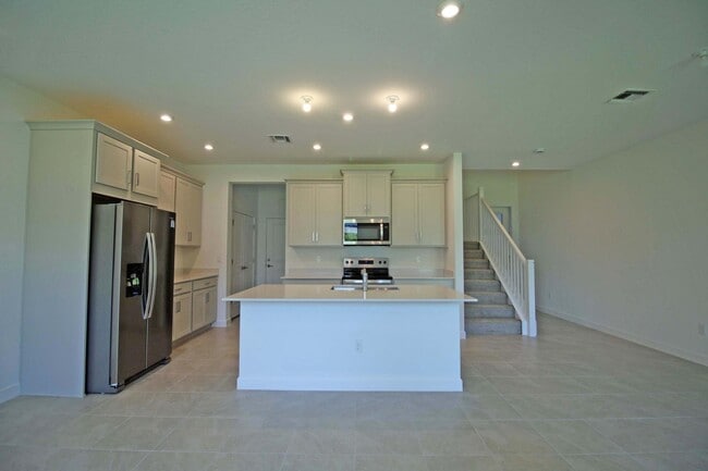 Building Photo - 14050 SW Thorens Dr