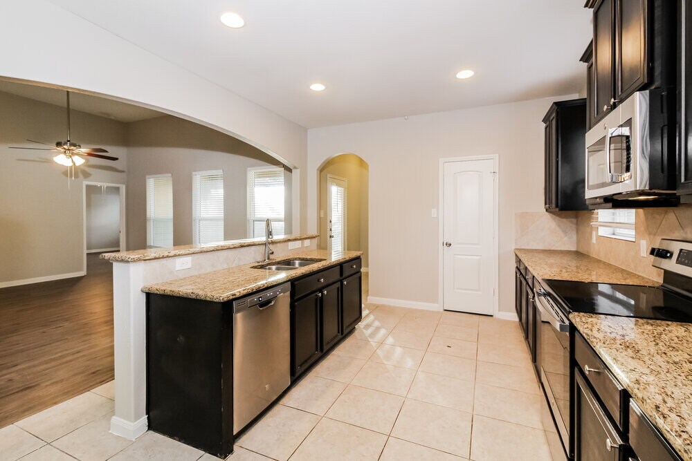 Building Photo - 821 Summer Oaks Dr