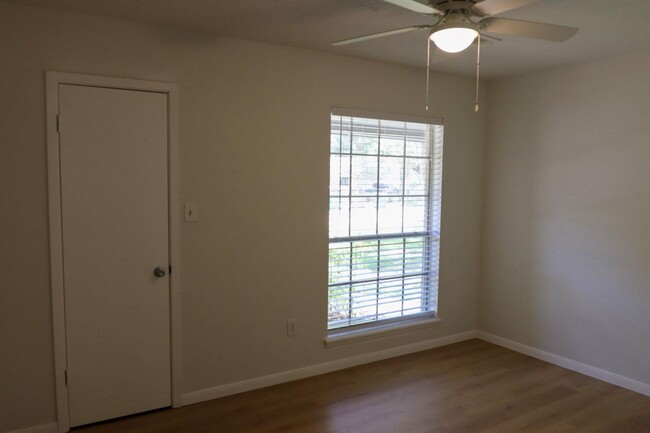 Building Photo - 109 Halo Dr