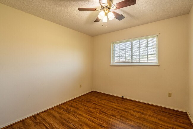 Building Photo - Stunning 3 Bed 1 Bath in amazing area