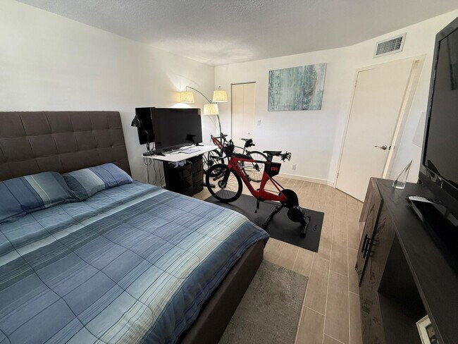 Building Photo - 5300 NE 24th Terrace