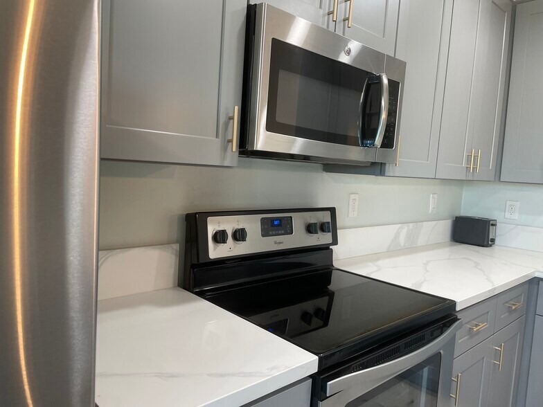 Building Photo - 7555 Linda Vista Rd