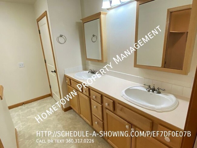 Building Photo - Waterfront Rambler on Pattison Lake! Avail...