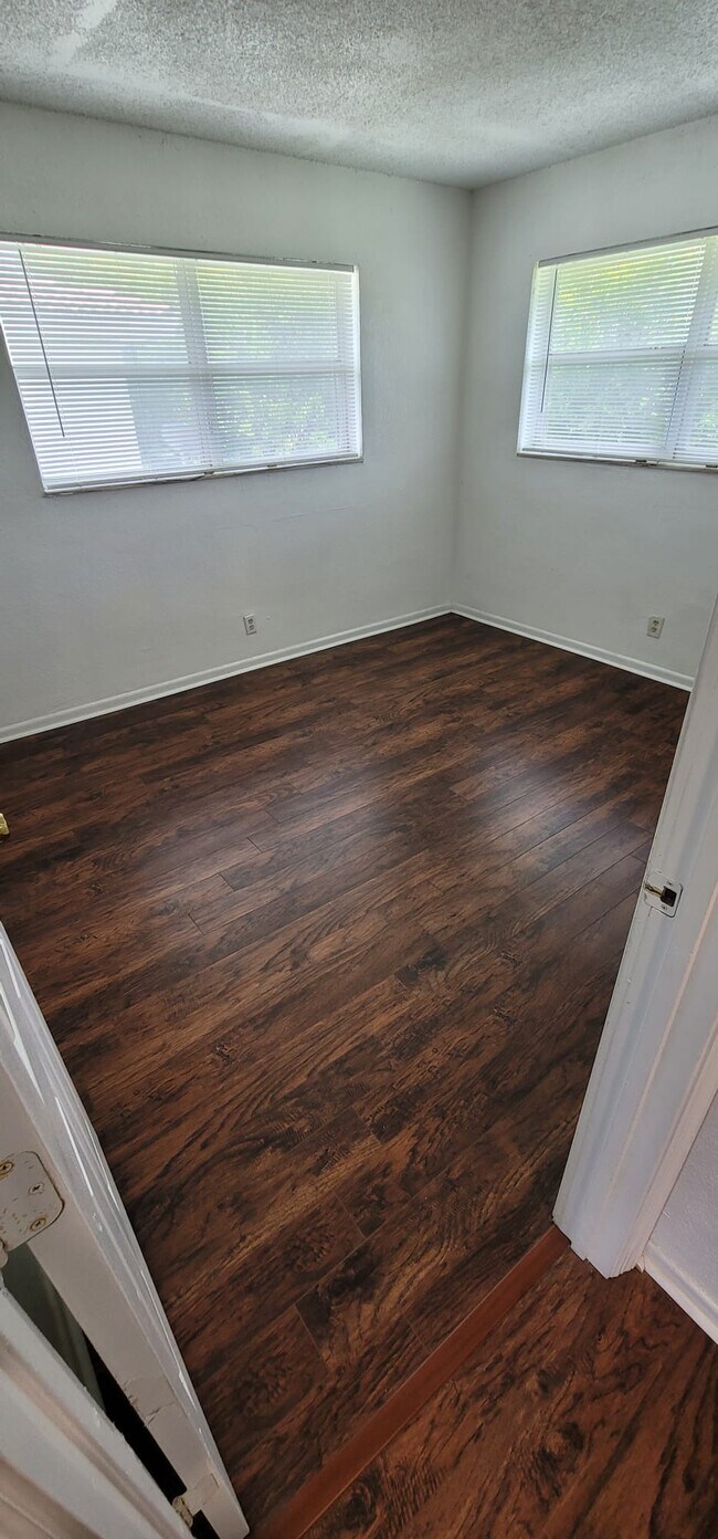 Building Photo - 3760 Riverside Dr