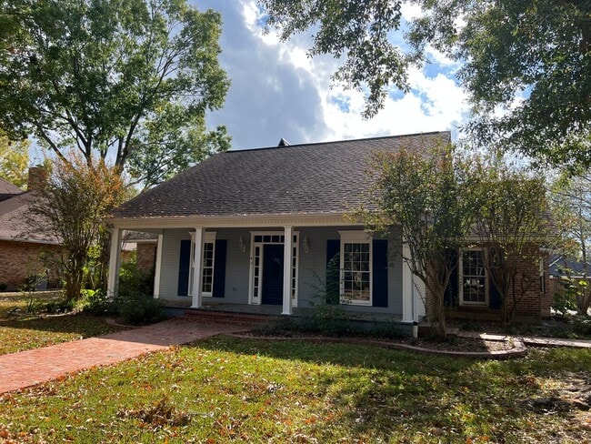 Building Photo - Large Single Family Home in Great Neighborhood