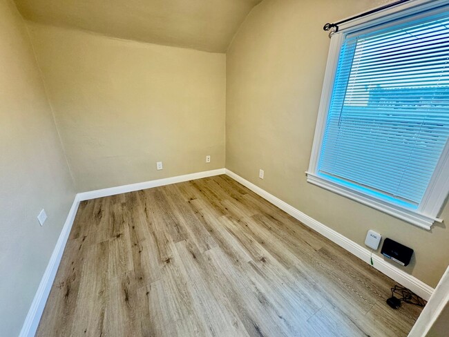 Building Photo - Cozy Oakland 2Bed/1Ba Home in a Private St...