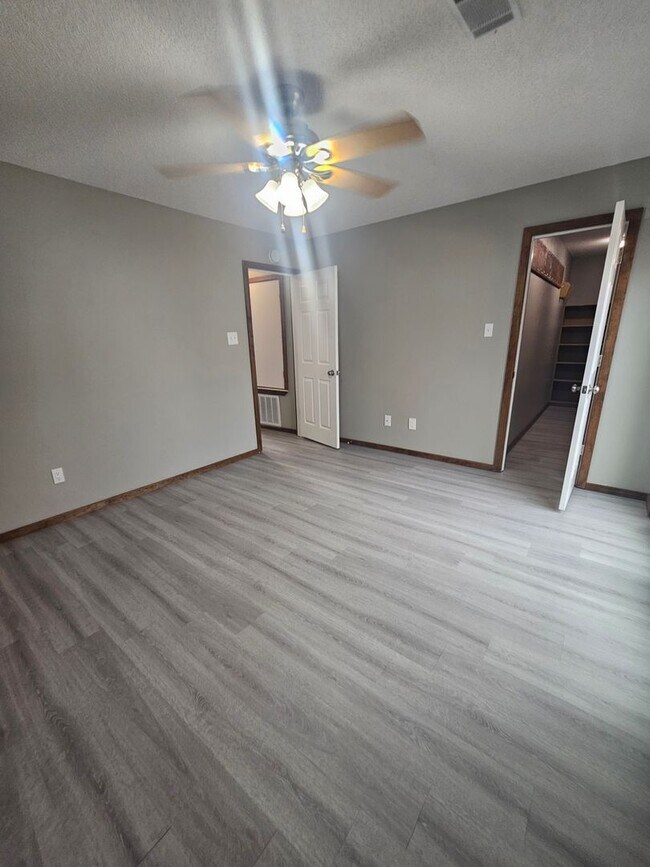 Building Photo - Home in Benton