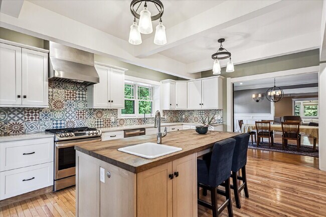 Building Photo - Spacious Comfort in Park Hill – 4-Bed, 2.5...