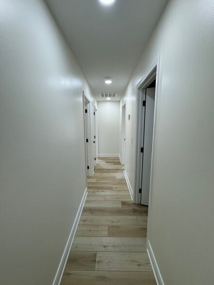 Building Photo - 857 Elmdale Rd