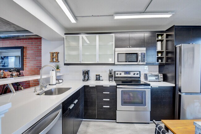 Building Photo - 17 Royal Palm Way