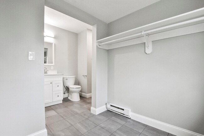 Building Photo - 27 Oak St