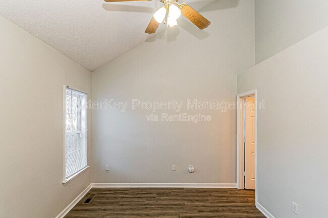 Building Photo - 112 Burt St