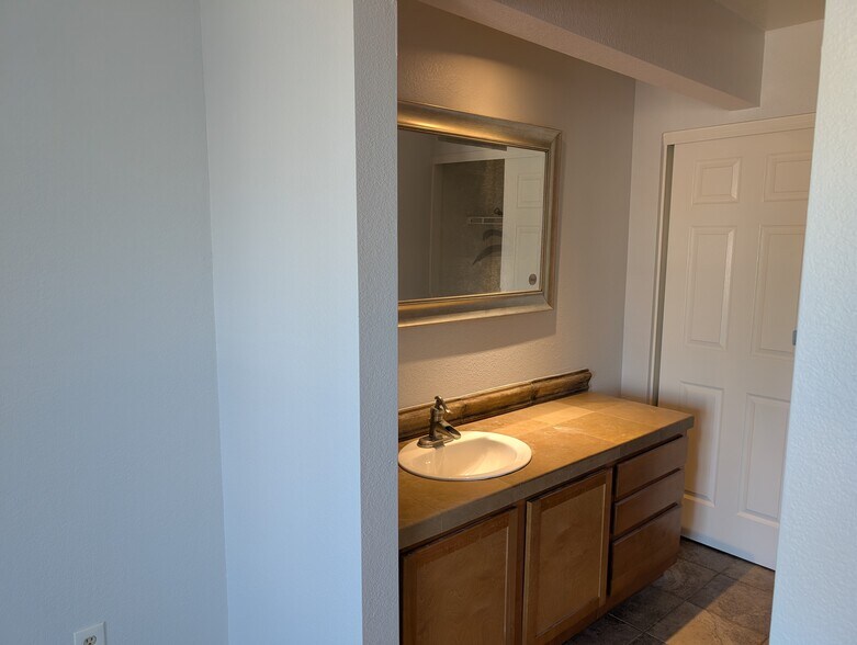 Building Photo - 3301 E Kelton Ln