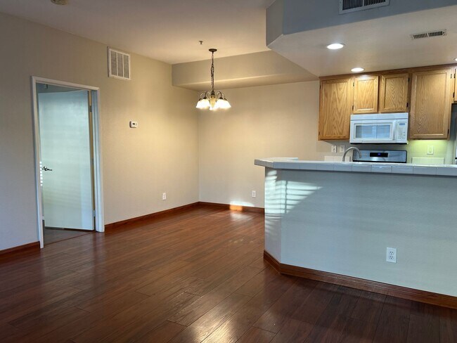 Building Photo - Great 2-bedroom 2 bath condo with A/C, 1 car garage and additional