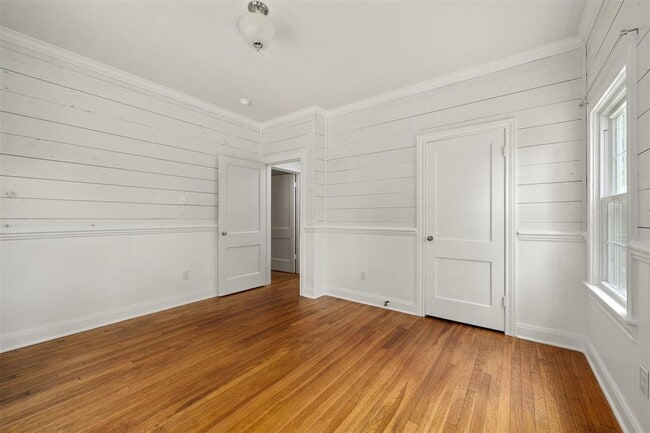Building Photo - 2111 Kenwood Ave