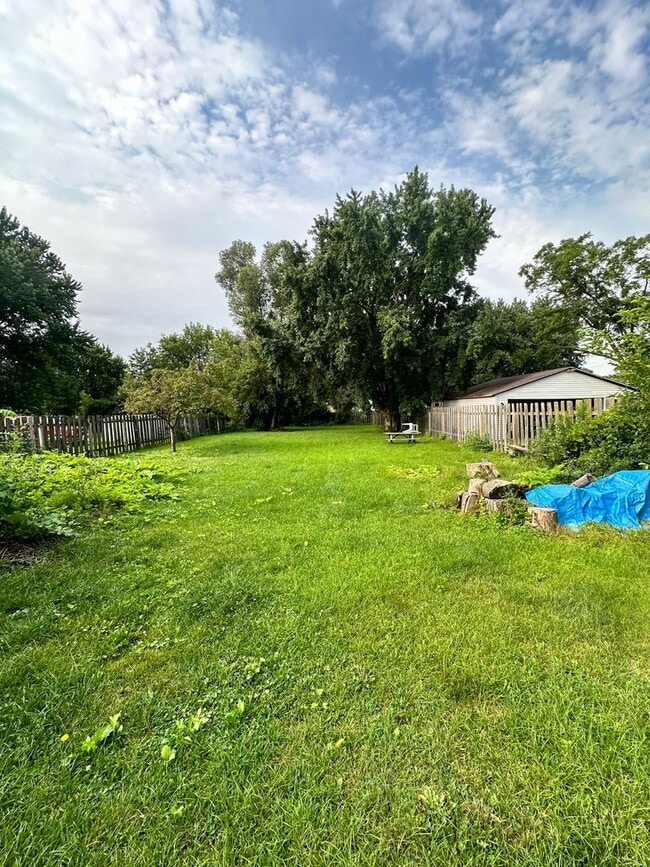 Building Photo - 4 Bed Room 2 Bath Big Yard