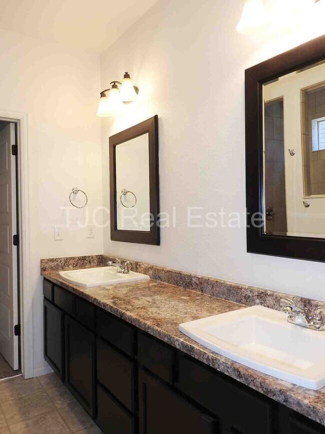 Building Photo - MOVE IN  SPECIAL