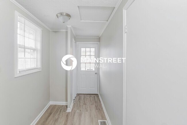 Building Photo - 3 Bedroom Pet-Friendly Home in Louisville, KY with Main Street Renewal