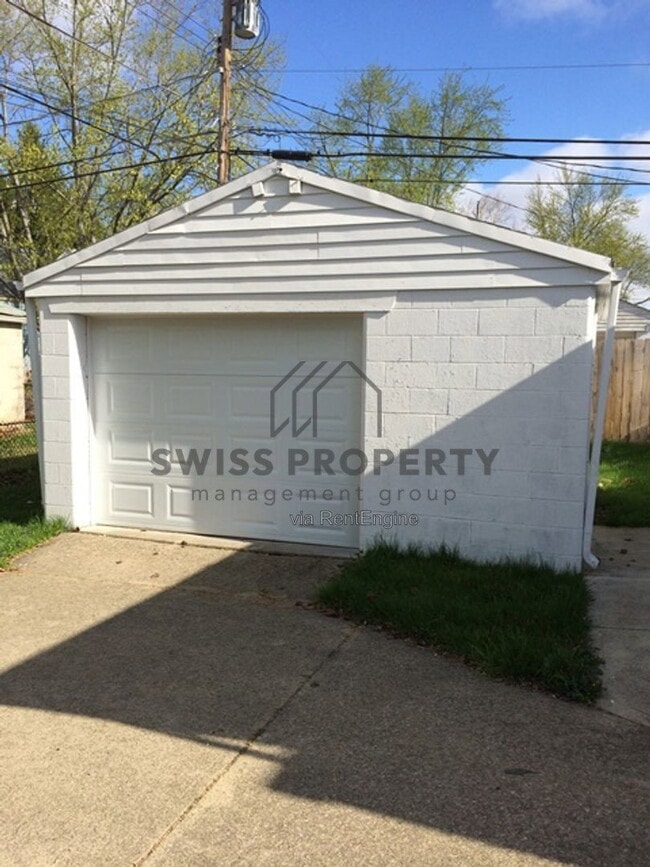 Building Photo - 3381 Norwood St