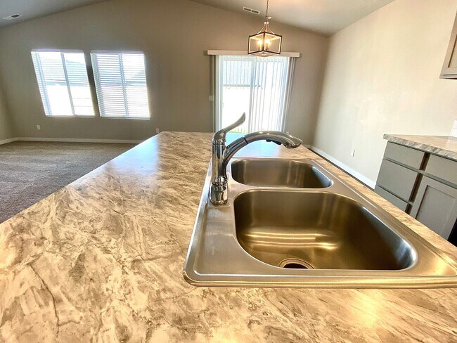 Building Photo - 3 Bedroom 2 Bath  PET FRIENDLY home in SW ...