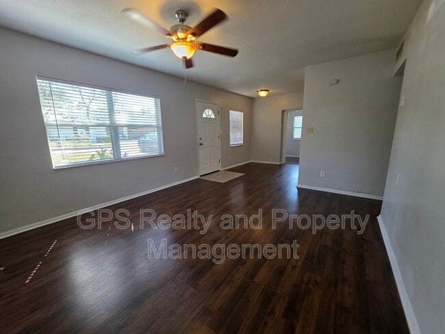 Building Photo - 2001 E Grant Ave