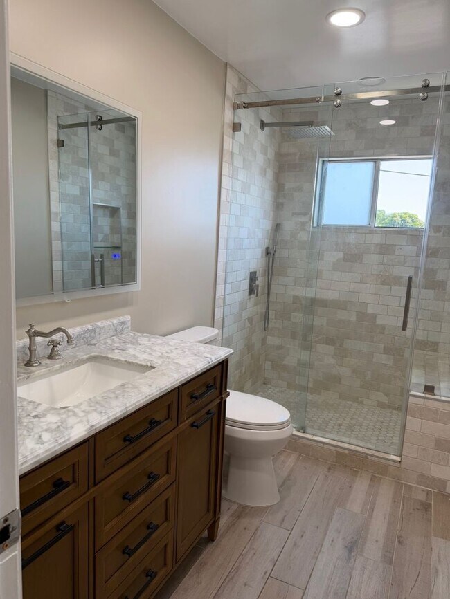 Building Photo - 5 Bed 3 Bath House Available Now!