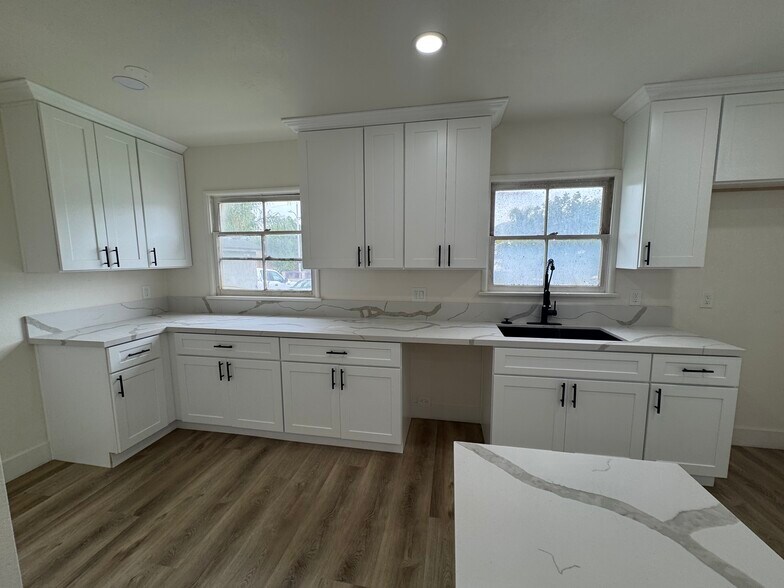 Building Photo - 2520 Kellogg Park Dr
