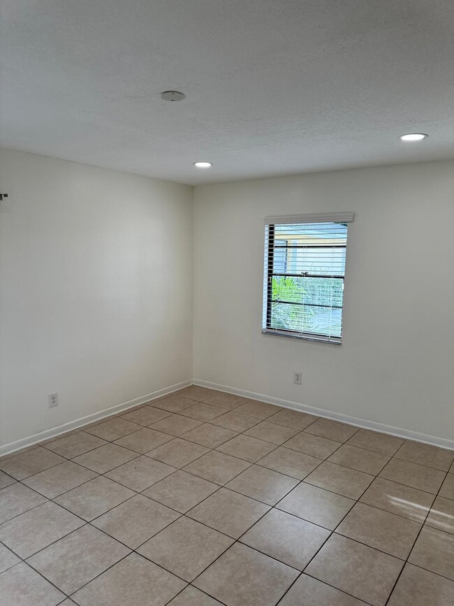 Building Photo - 1253 White Pine Dr