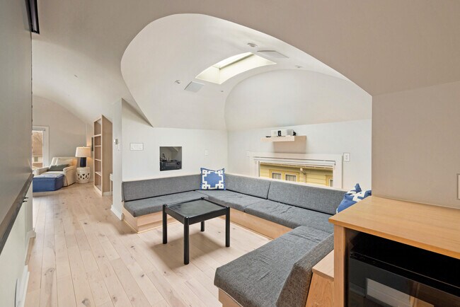 Building Photo - 4445 N Frederick Ave