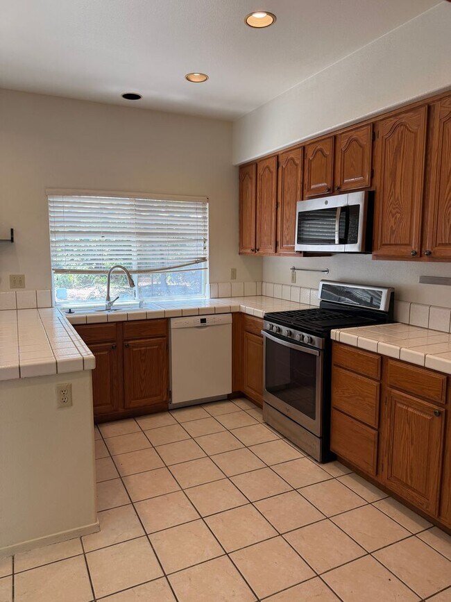 Building Photo - Family-Friendly Elk Grove Home Near Top Schools