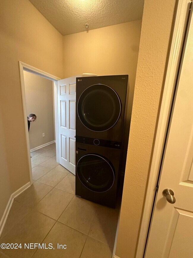 Building Photo - 7062 Snowy Canyon Dr