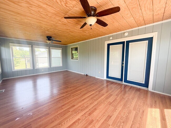 Building Photo - Sunroom, 2-Car Garage & Lawn Care Included | Pet-Friendly Cookeville Home