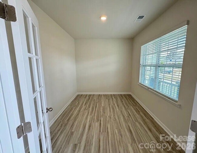 Building Photo - 1830 Vanderlyn St