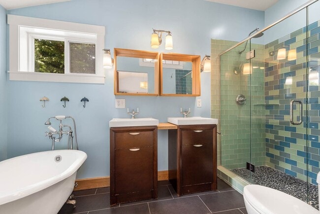 Building Photo - 4061 NE 110th St