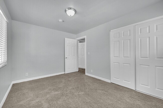 Building Photo - 2221 Santa Clara Dr