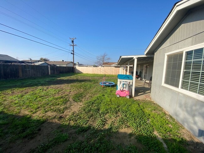 Building Photo - Updated in Lemoore