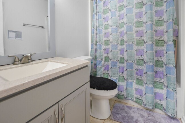 Building Photo - Pet Friendly Three Bedroom!