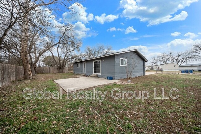 Building Photo - 505 Oasis St