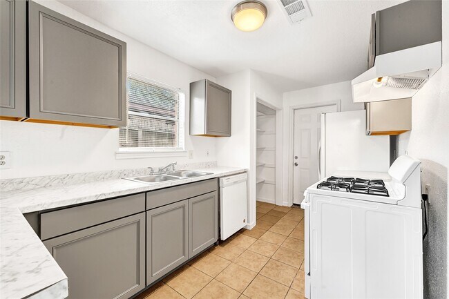 Building Photo - 13906 Bearwood Rd