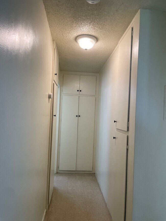 Building Photo - 1302 E Kingsley Ave